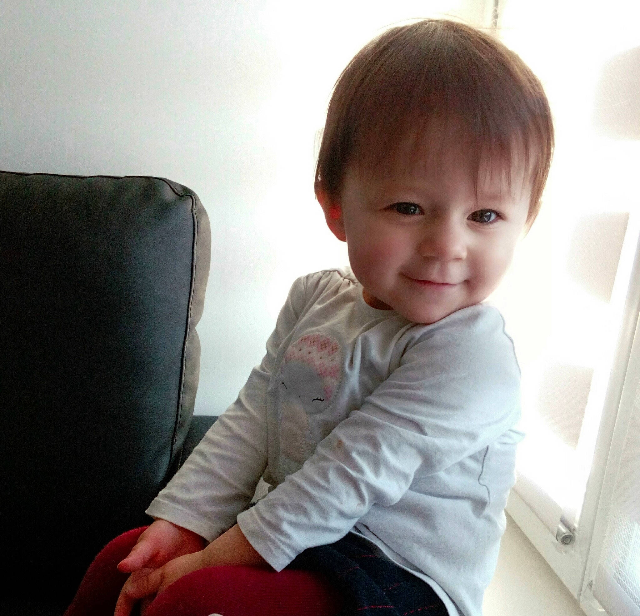 Lea participe au concours pour gagner de l'argent avec cette photo : boy, child, day, girl, infant, neck, person, product, sitting, skin, textile, toddler