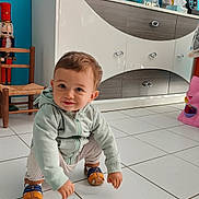 Lenny a rejoint le concours — aidez-le/la à gagner de superbes lots ! baby, cabinet, chair, child, curly_hair, cute, decor, furniture, hoodie, indoor, nutcracker, person, photography, playful, portrait, sandals, smiling, tile_floor, toddler, toy