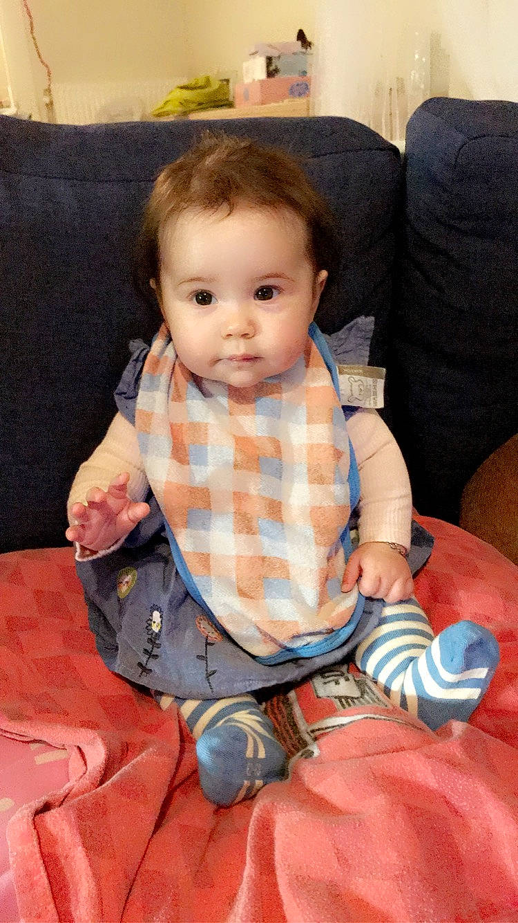 Chloé a rejoint le concours — aidez-le/la à gagner de superbes lots ! baby, baby_products, baby_toddler_clothing, cheek, child, chin, clothing, comfort, couch, fun, head, lap, pattern, person, plaid, sitting, skin, sleeve, textile, toddler