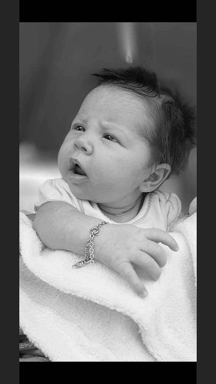 Chloé participe au concours pour gagner de l'argent avec cette photo : baby, baby_toddler_clothing, beauty, black_and_white, cheek, child, comfort, eyebrow, eyelash, flash_photography, gesture, happy, headgear, iris, lip, monochrome, monochrome_photography, nose, people, person