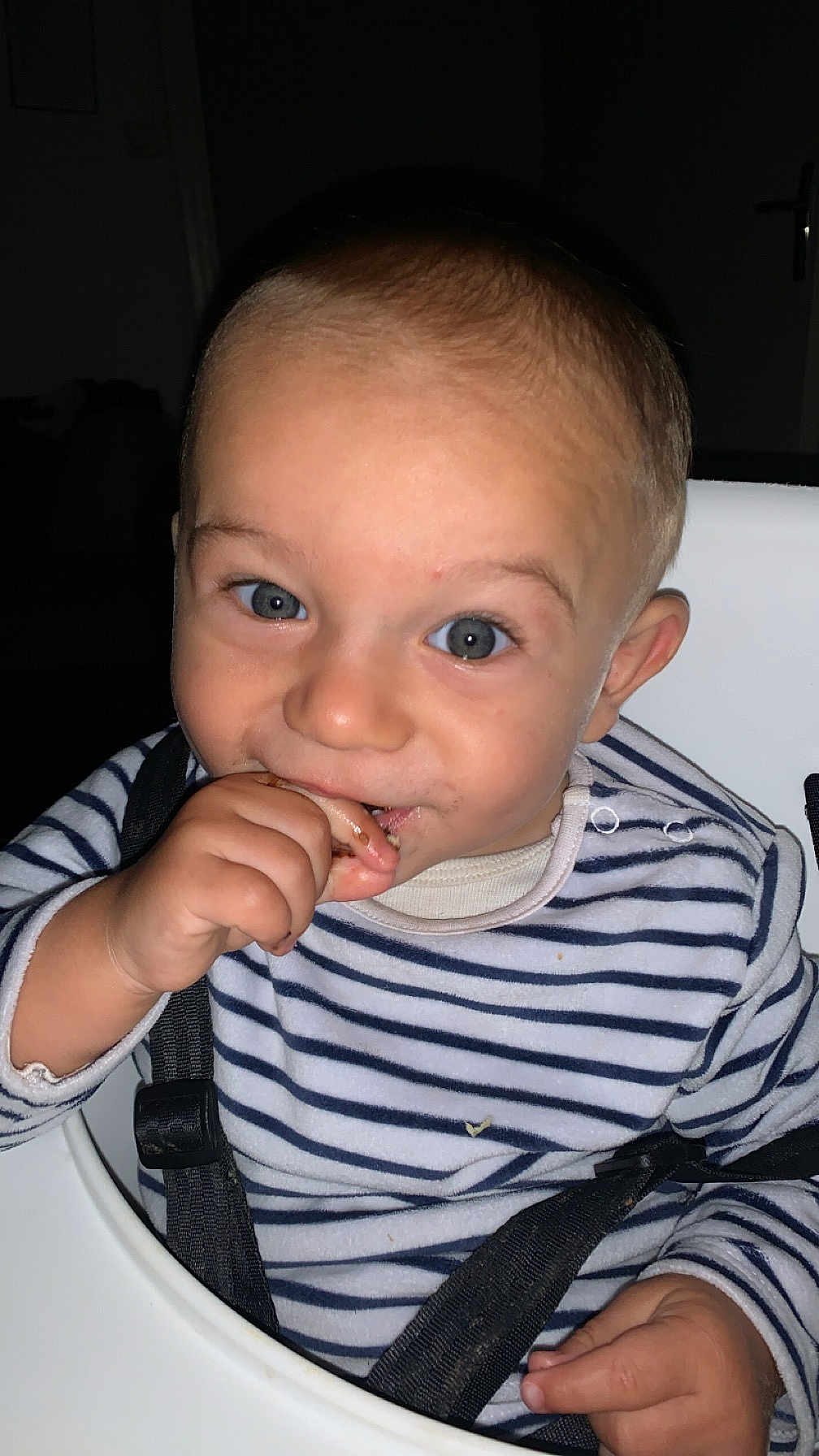 Lyvio participe au concours pour gagner de l'argent avec cette photo : toddler, child, blue_eyes, striped_shirt, high_chair, eating, hand, face, smile, indoor, person, baby, seatbelt, curly_hair, snack, cute, closeup, portrait, happy, skin