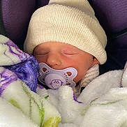 Maina a rejoint le concours — aidez-le/la à gagner de superbes lots ! baby, newborn, pacifier, hat, blanket, purple, sleeping, infant, cozy, soft, face, child, cute, bundle, cushion, rest, peaceful, comfort, warm, carseat