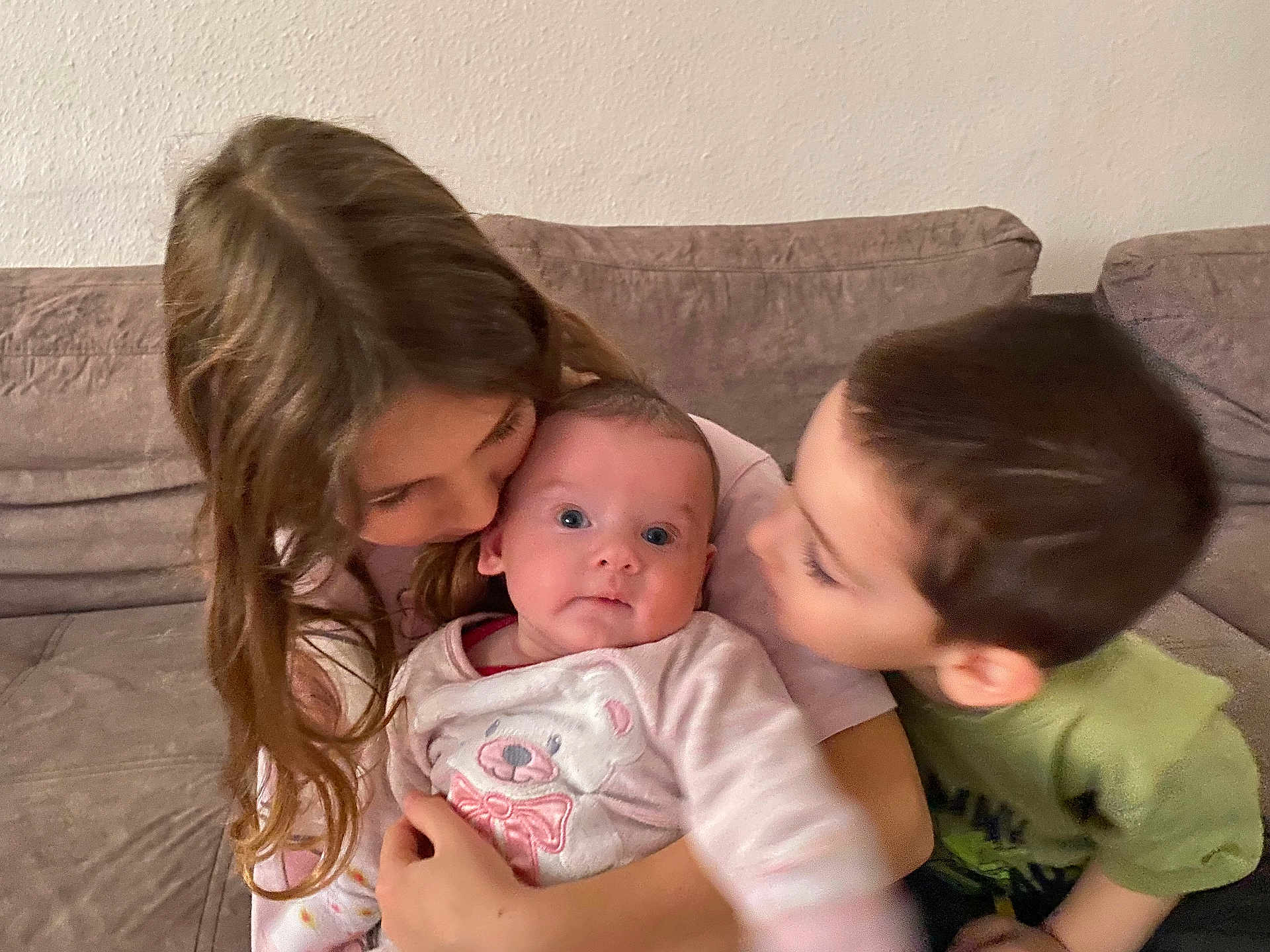 Maina participe au concours pour gagner de l'argent avec cette photo : baby, child, couch, family, affection, love, indoor, kids, sitting, cuddling, smiling, cute, young, people, portrait, toddler, happy, comfort, clothing, hair