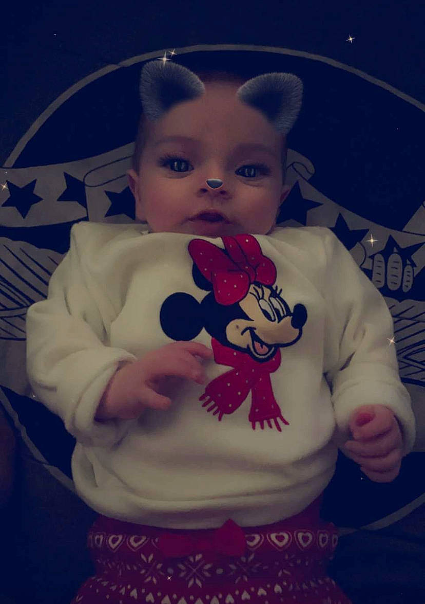 Mila participe au concours pour gagner de l'argent avec cette photo : baby, baby_products, baby_toddler_clothing, cheek, child, costume_accessory, long_sleeved_t_shirt, organ, person, sleeve, space, toddler