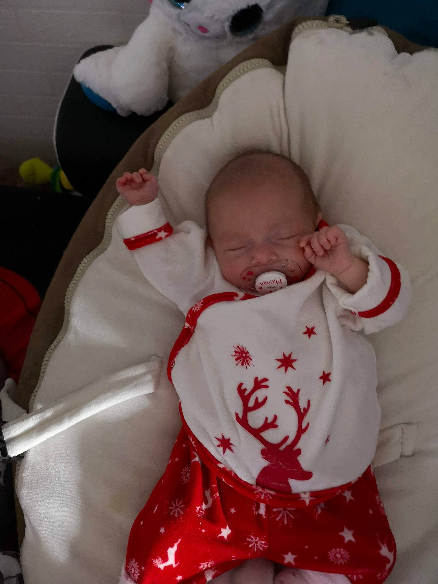 Ilyana a rejoint le concours — aidez-le/la à gagner de superbes lots ! baby_products, child, infant, joy, person, product, red, skin, textile, toddler