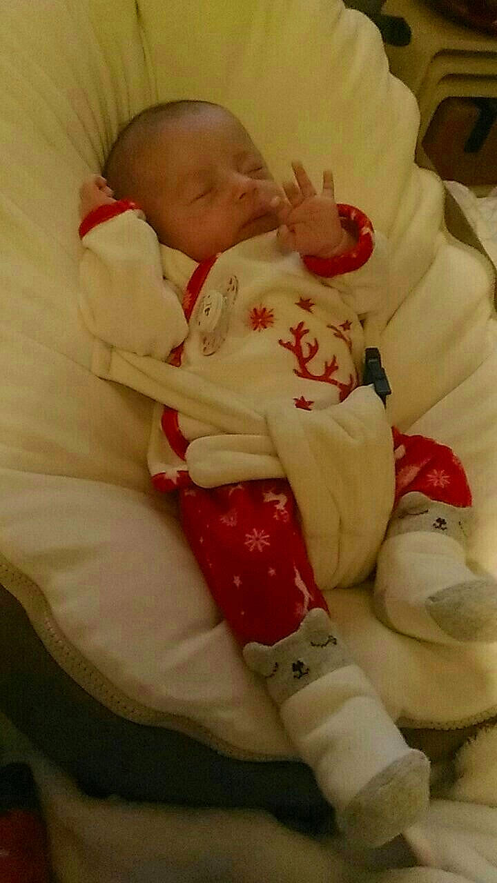 Ilyana participe au concours pour gagner de l'argent avec cette photo : arm, baby_products, bedtime, child, finger, girl, infant, person, product, sitting, skin, sleep, textile, toddler