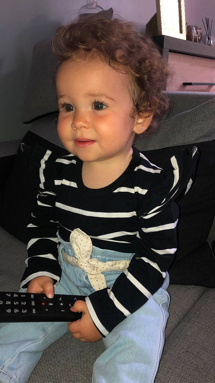 Aïna a rejoint le concours — aidez-le/la à gagner de superbes lots ! arm, baby_toddler_clothing, black, cheek, cool, eye, finger, fun, gadget, guitar_accessory, hairstyle, head, iris, joy, organ, person, sleeve, smile, standing, t_shirt