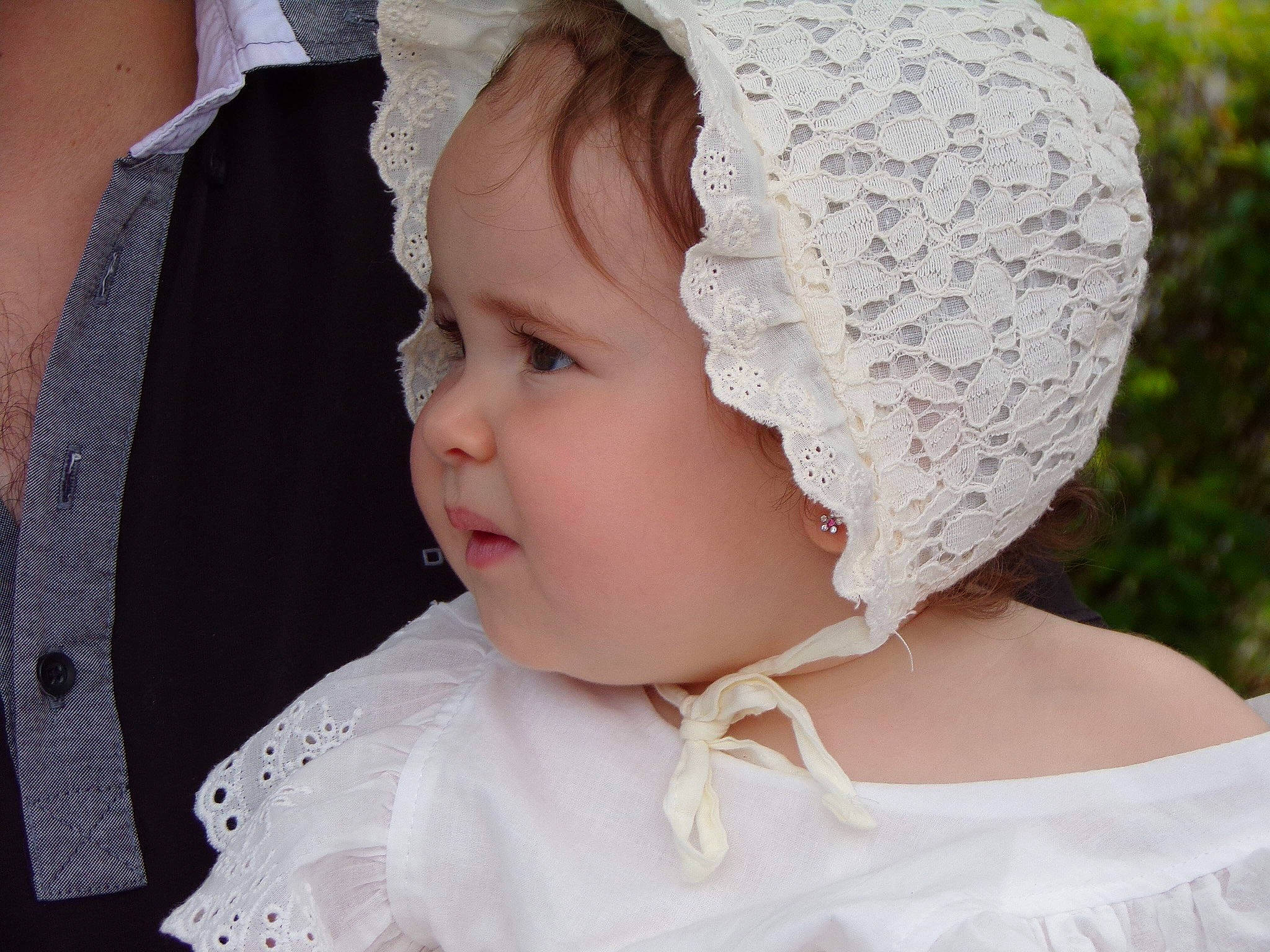 Aïna participe au concours pour gagner de l'argent avec cette photo : baby, baby_toddler_clothing, bridal_accessory, cap, child, dress, embellishment, eyelash, hairstyle, happy, hat, headgear, headpiece, headwear, neck, person, petal, pink, skin, textile