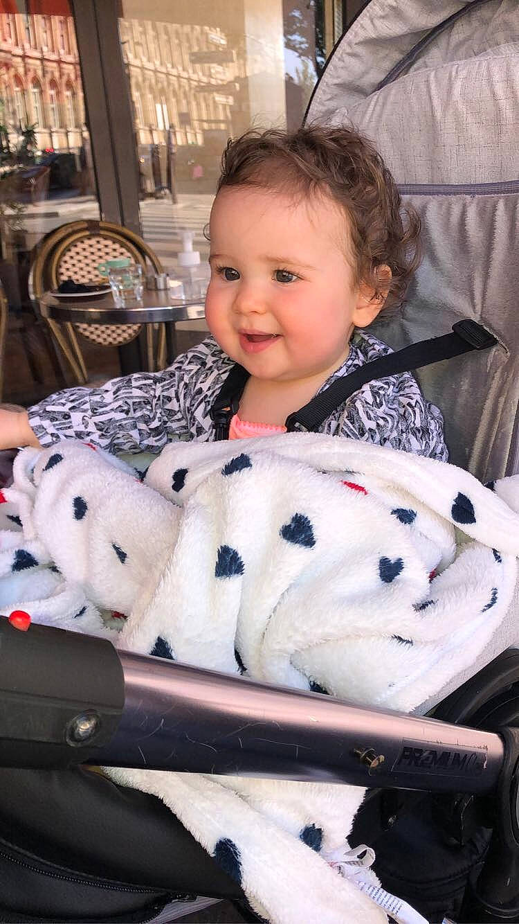 Aïna participe au concours pour gagner de l'argent avec cette photo : baby, baby_toddler_clothing, chair, cheek, child, event, facial_expression, fur, happy, joy, mammal, pattern, person, plush, sitting, smile, snapshot, stuffed_toy, textile, toddler