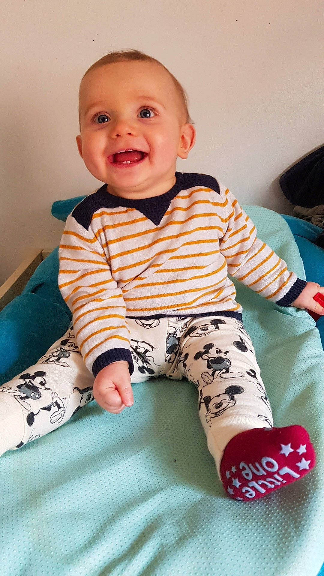 César a rejoint le concours — aidez-le/la à gagner de superbes lots ! baby, babylaughing, bed, bodypart, clothing, cushion, face, finger, furniture, hand, happy, head, homedecor, laughing, pants, person, photography, portrait, sitting, smile