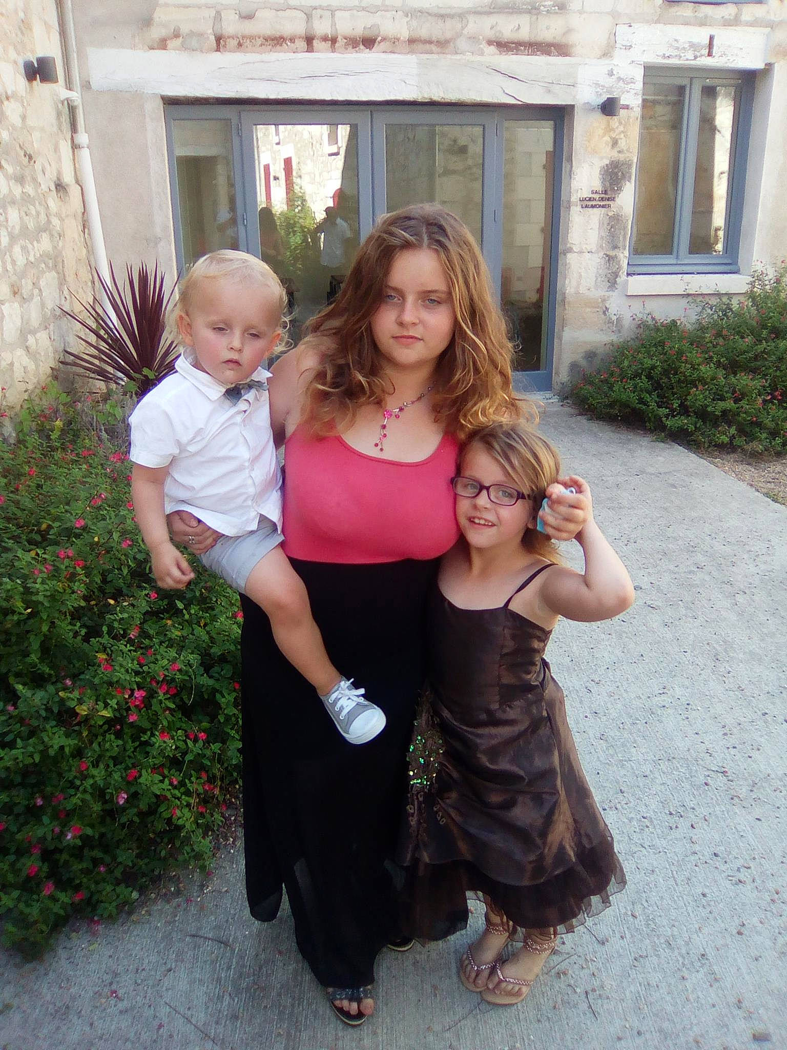 Belinda participe au concours pour gagner de l'argent avec cette photo : abdomen, child, daughter, day, family, fun, girl, happiness, joy, people, person, shoulder, sibling, smile, standing, trunk