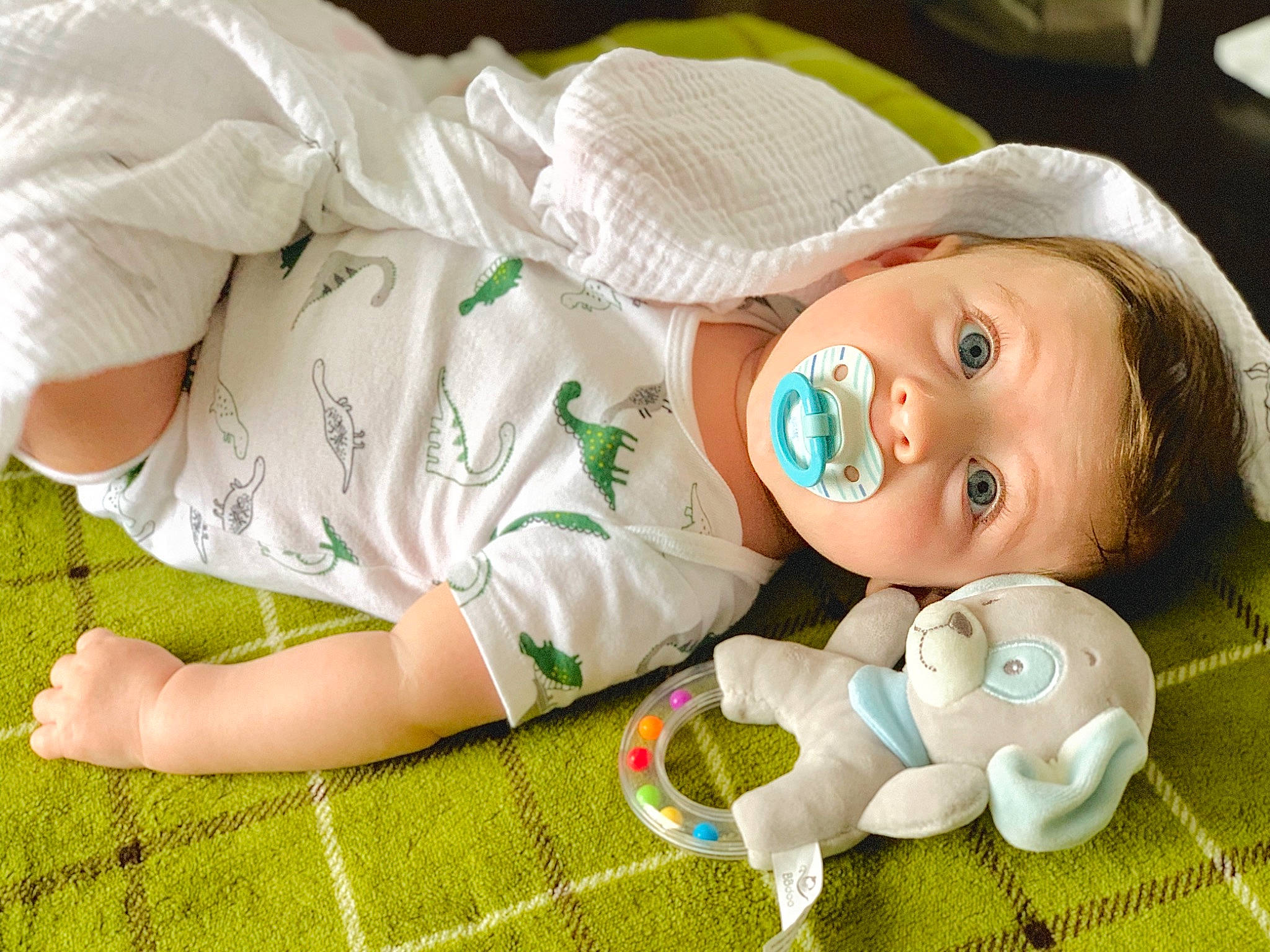 Lucas a rejoint le concours — aidez-le/la à gagner de superbes lots ! baby, baby_products, baby_sleeping, baby_toddler_clothing, child, comfort, eye, finger, flooring, grass, happy, hat, linens, nose, person, room, skin, smile, textile, thigh