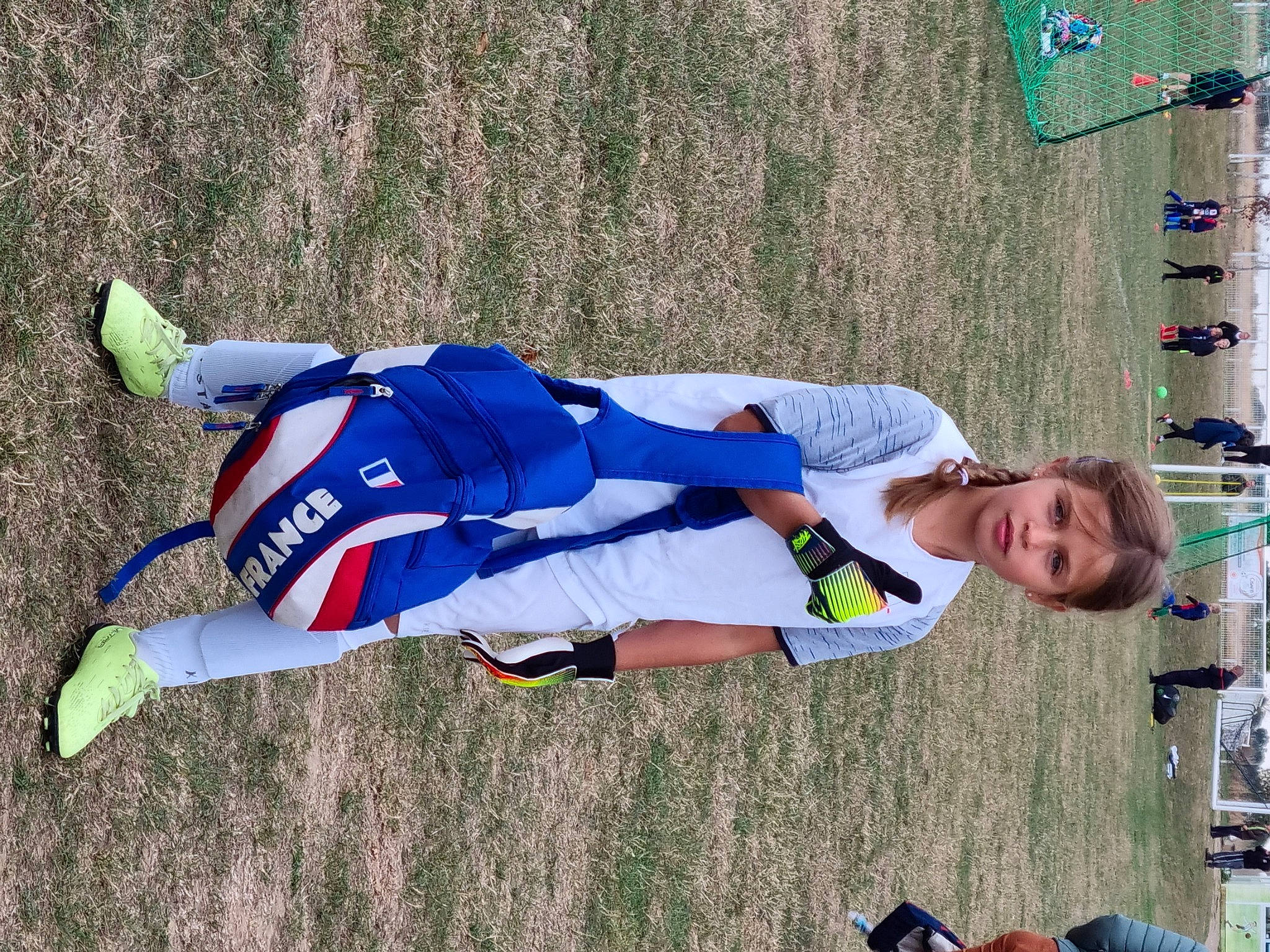 Jeanne participe au concours pour gagner de l'argent avec cette photo : carmine, child, competition_event, elbow, electric_blue, fun, grass, knee, leisure, person, play, player, recreation, shorts, smile, sports, sports_uniform, sportswear, t_shirt