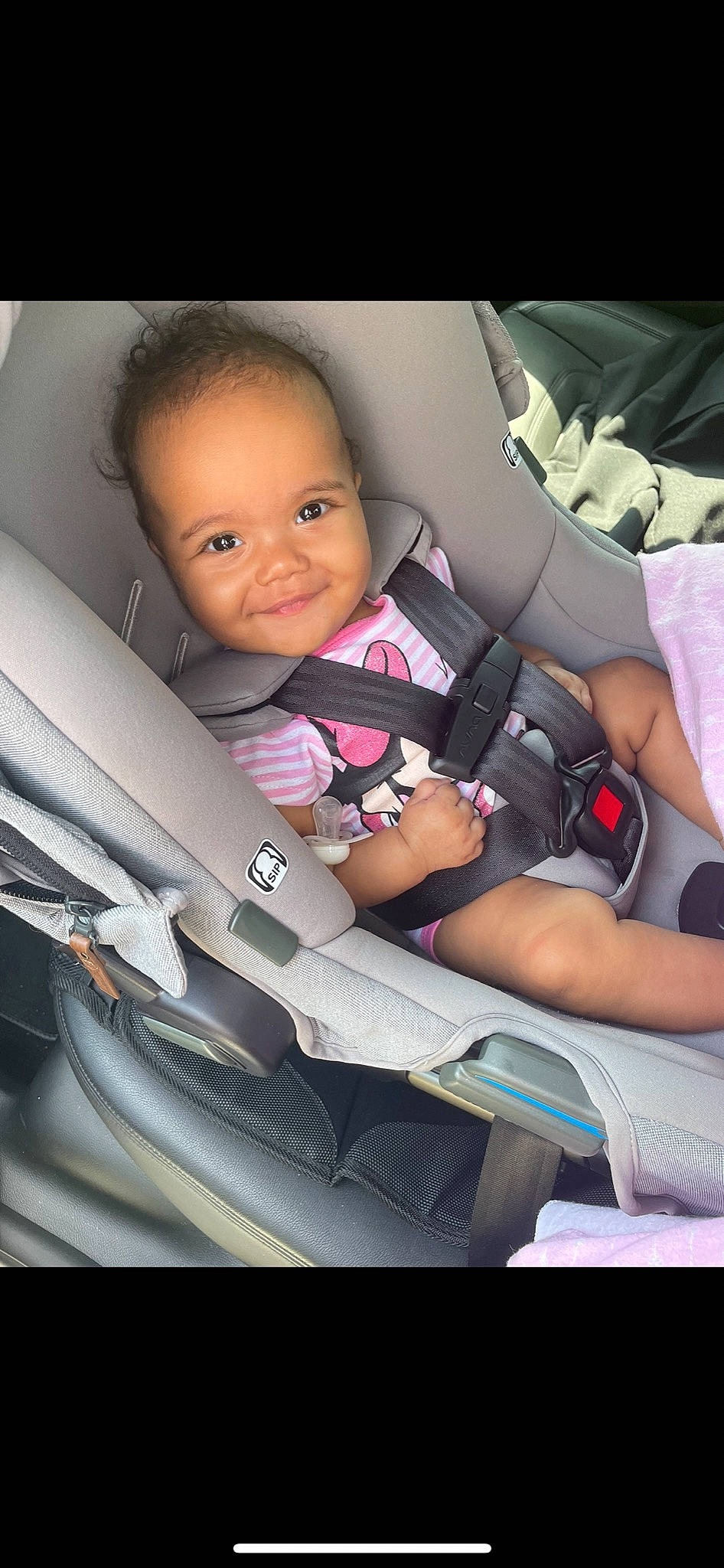 Zara is registered to the contest to win money with this photo: auto_part, automotive_design, automotive_exterior, baby, baby_carriage, baby_products, car, car_seat, car_seat_cover, comfort, finger, flash_photography, happy, head_restraint, joy, mammal, motor_vehicle, person, personal_luxury_car, smile