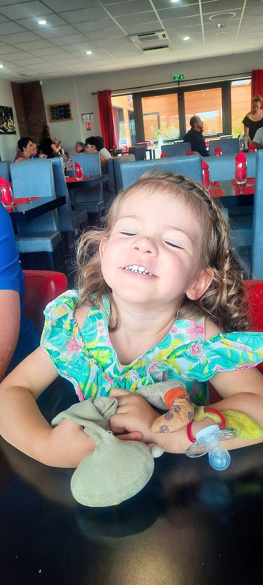 Lou-ann a rejoint le concours — aidez-le/la à gagner de superbes lots ! baby_toddler_clothing, beauty, blue, chair, child, event, face, facial_expression, fun, hairstyle, happy, joy, leisure, people, person, photograph, skin, smile, snapshot, summer