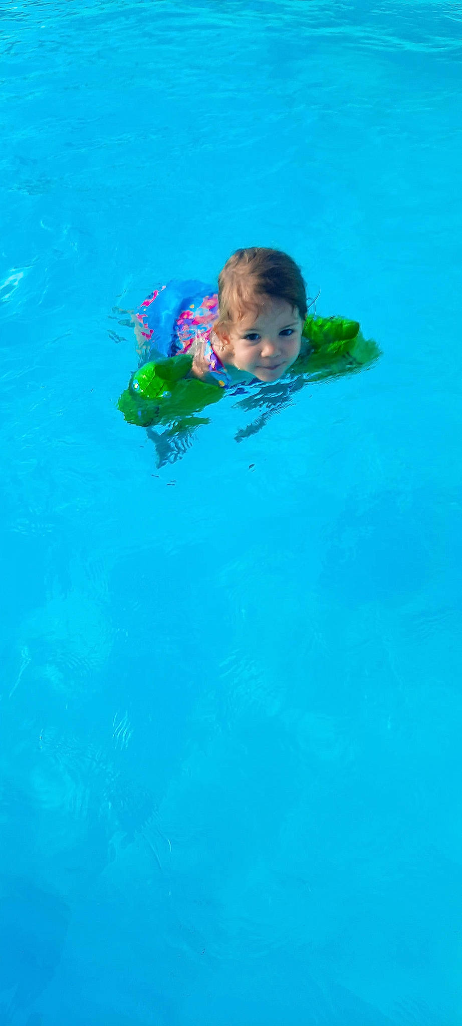 Lou-ann a rejoint le concours — aidez-le/la à gagner de superbes lots ! aqua, azure, baby, beach, blue, diving_equipment, diving_mask, electric_blue, fun, happy, leisure, people_in_nature, person, personal_protective_equipment, recreation, sports, swimmer, swimming_pool, toddler, underwater