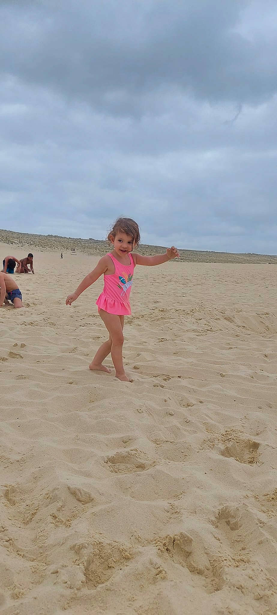 Lou-ann a rejoint le concours — aidez-le/la à gagner de superbes lots ! aeolian_landform, barefoot, beach, child, cloud, fun, happy, hat, holiday, horizon, joy, landscape, leisure, people_in_nature, people_on_beach, person, shore, shorts, singing_sand, sky