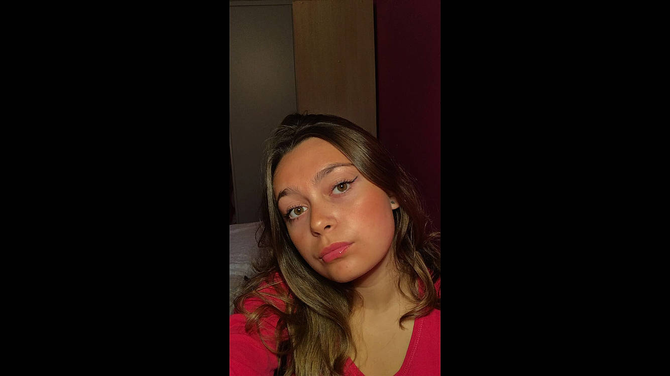 Lison participe au concours pour gagner de l'argent avec cette photo : beauty, black_hair, blond, brown_hair, cheek, chin, eyebrow, face, forehead, hair, hairstyle, head, lady, lip, long_hair, nose, person, pink, portrait, red