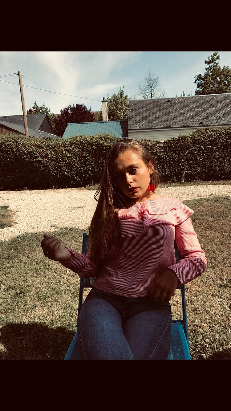 Lison participe au concours pour gagner de l'argent avec cette photo : fun, grass, long_hair, person, photography, sitting, smile, tree