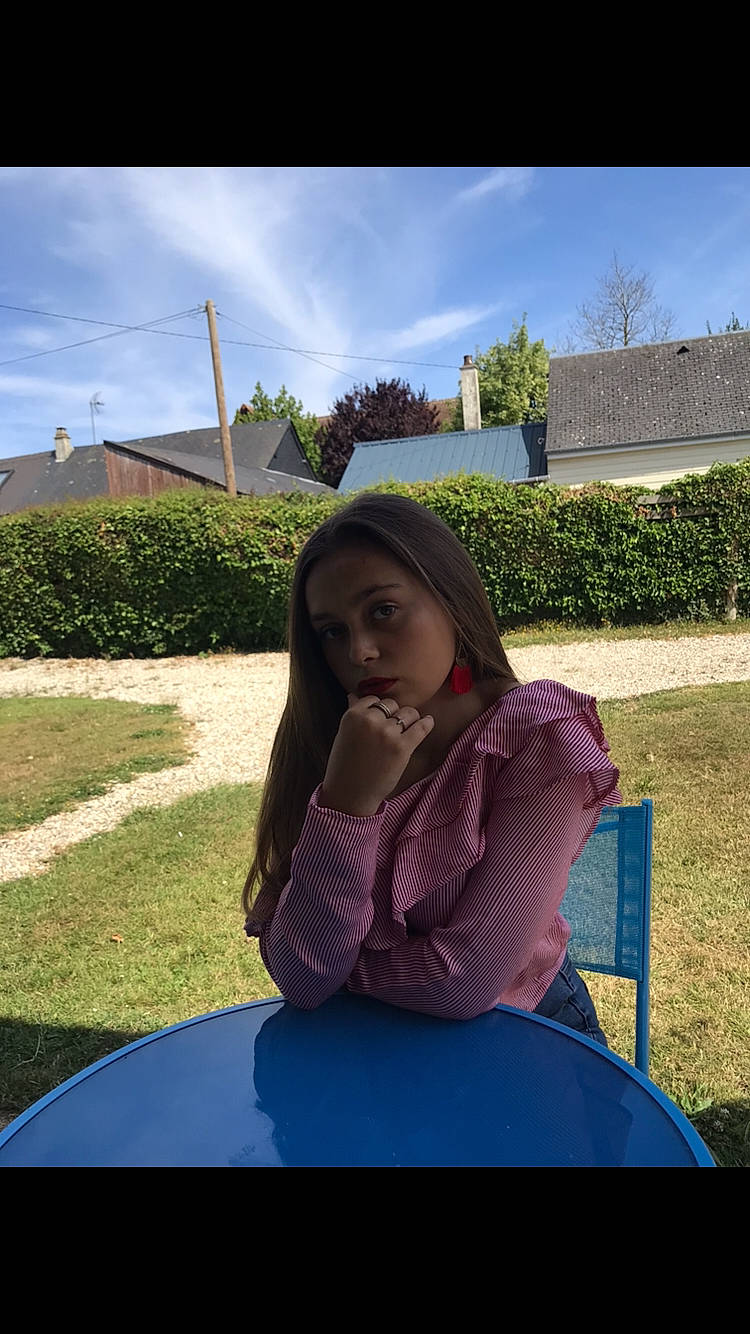 Lison a rejoint le concours — aidez-le/la à gagner de superbes lots ! fun, grass, happy, leisure, person, photography, sitting, sky, smile