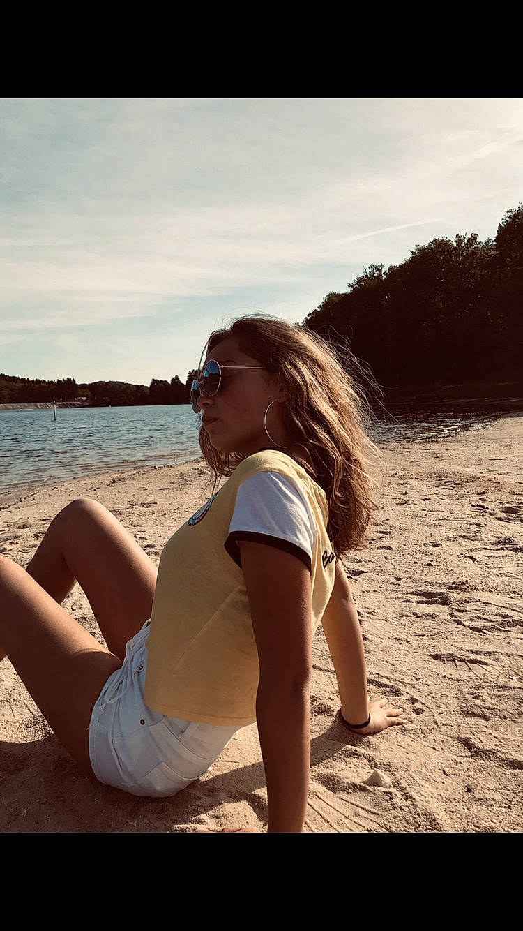Lison participe au concours pour gagner de l'argent avec cette photo : beach, beauty, blond, fun, happy, lady, leg, leisure, long_hair, ocean, person, photograph, photography, sea, sitting, sky, smile, summer, sunlight, tree