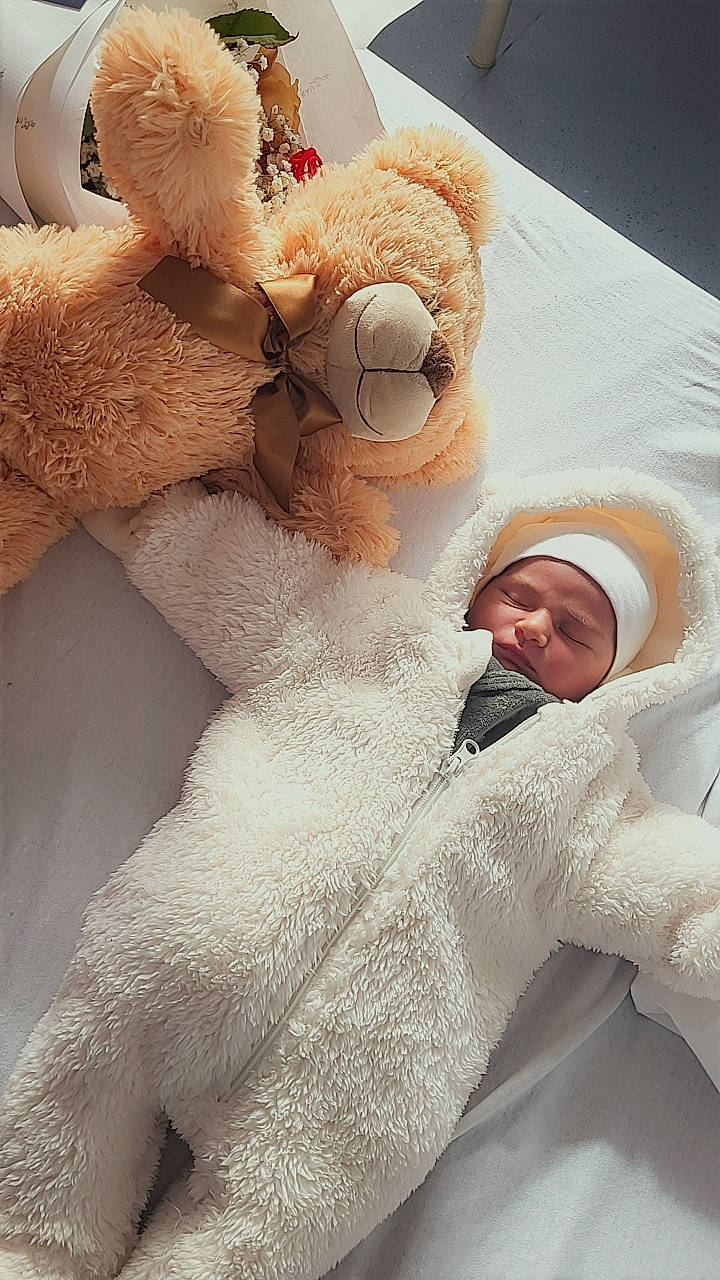 Matheo participe au concours pour gagner de l'argent avec cette photo : baby, baby_sleeping, bed, bed_sheet, bedding, child, comfort, fur, gesture, headwear, linens, mammal, person, plush, room, skin, stuffed_toy, teddy_bear, textile, toy