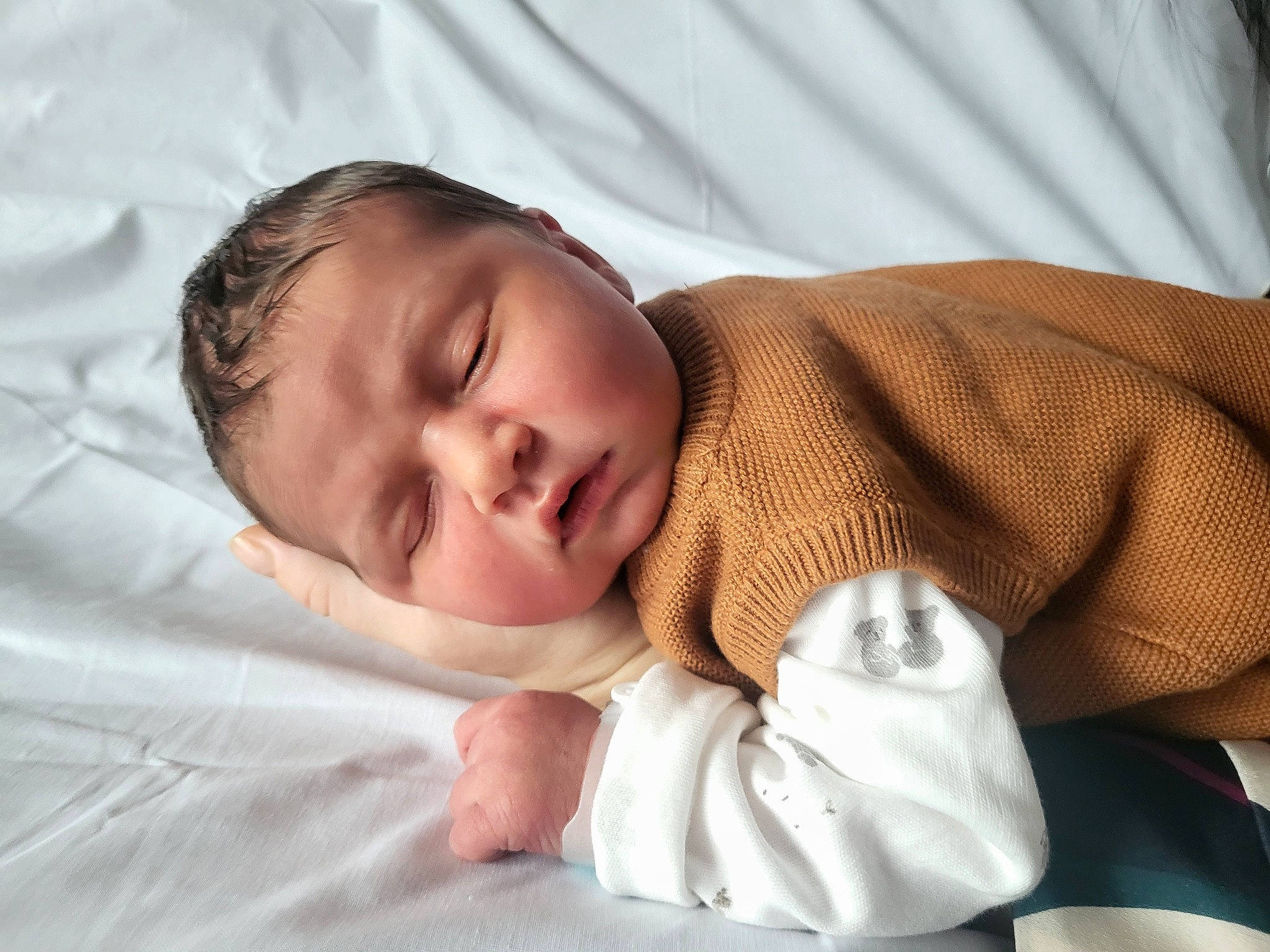 Matheo a rejoint le concours — aidez-le/la à gagner de superbes lots ! baby, baby_products, baby_sleeping, baby_toddler_clothing, bedding, bedtime, blanket, cheek, child, comfort, face, linens, nap, nose, person, portrait_photography, room, skin, sleep, sleeve