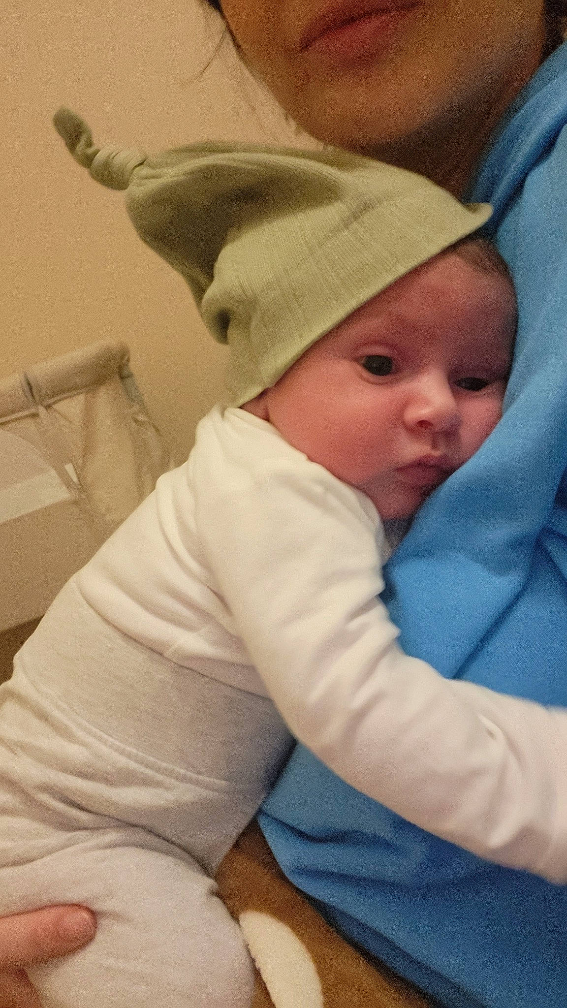 Matheo a rejoint le concours — aidez-le/la à gagner de superbes lots ! baby, baby_products, baby_toddler_clothing, cap, cheek, child, comfort, elbow, gesture, happy, hat, headwear, knee, linens, person, sitting, sleeve, toddler