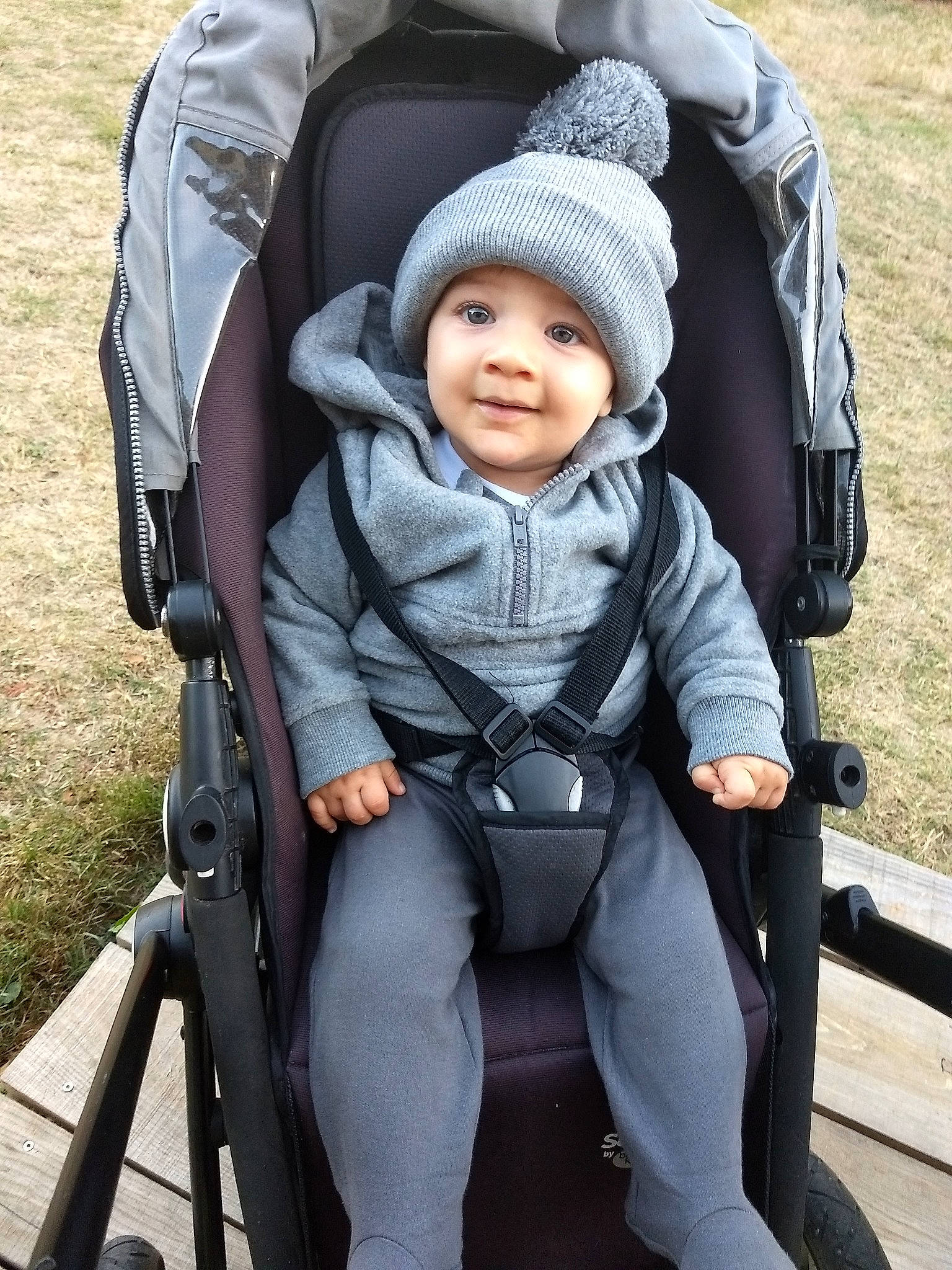 Timéo a rejoint le concours — aidez-le/la à gagner de superbes lots ! baby, baby_carriage, baby_carrier, baby_products, child, headwear, joy, person, product, sitting, smile, toddler, vacation