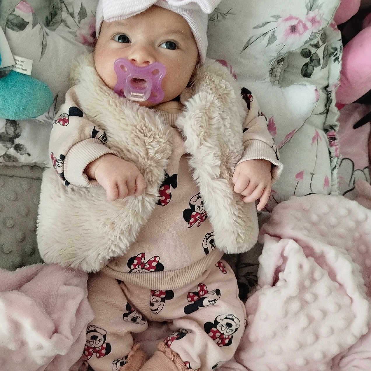 Mylla a rejoint le concours — aidez-le/la à gagner de superbes lots ! baby, blanket, bodypart, bonnet, cap, clothing, couch, cushion, face, finger, furniture, hand, hat, head, homedecor, newborn, person, photography, portrait, toy