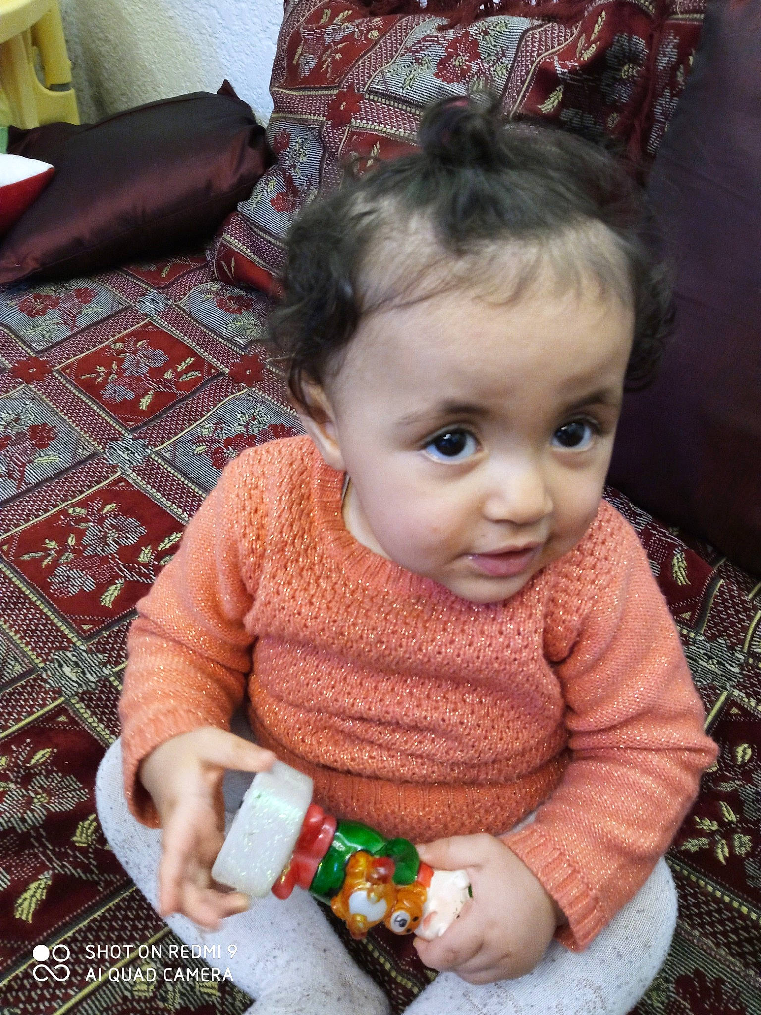 Elina participe au concours pour gagner de l'argent avec cette photo : baby, baby_products, baby_toddler_clothing, cheek, child, comfort, eye, flooring, fun, hair, happy, head, iris, lamp, person, room, sitting, skin, smile, toddler