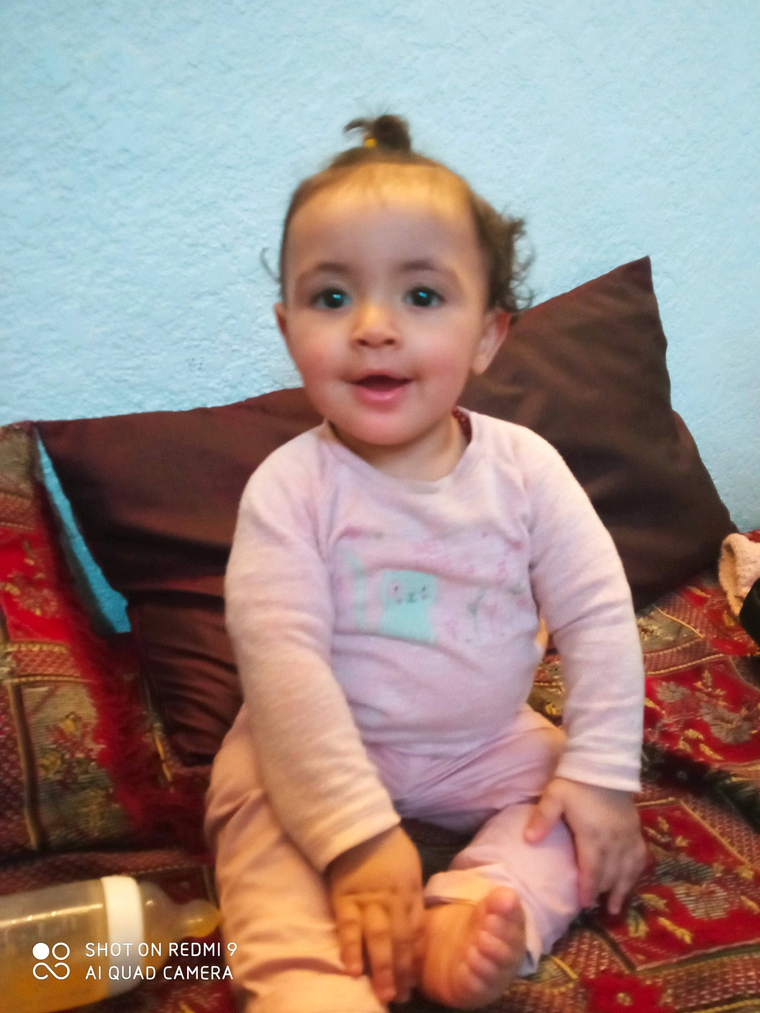 Elina a rejoint le concours — aidez-le/la à gagner de superbes lots ! baby_toddler_clothing, cheek, child, comfort, couch, eye, face, flooring, fun, hair, happy, head, iris, joy, lap, person, sitting, skin, sleeve, smile