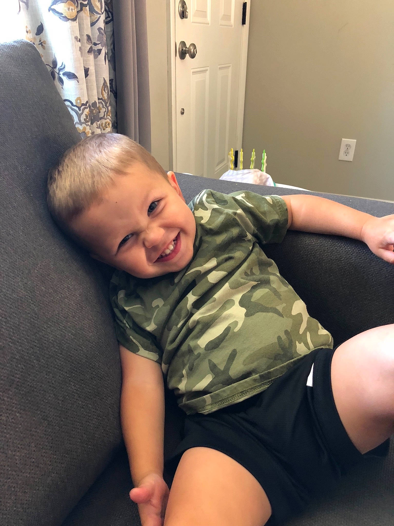 Kaeden is registered to the contest to win money with this photo: abdomen, arm, child, elbow, hip, joint, joy, knee, leg, person, shoulder, sitting, thigh