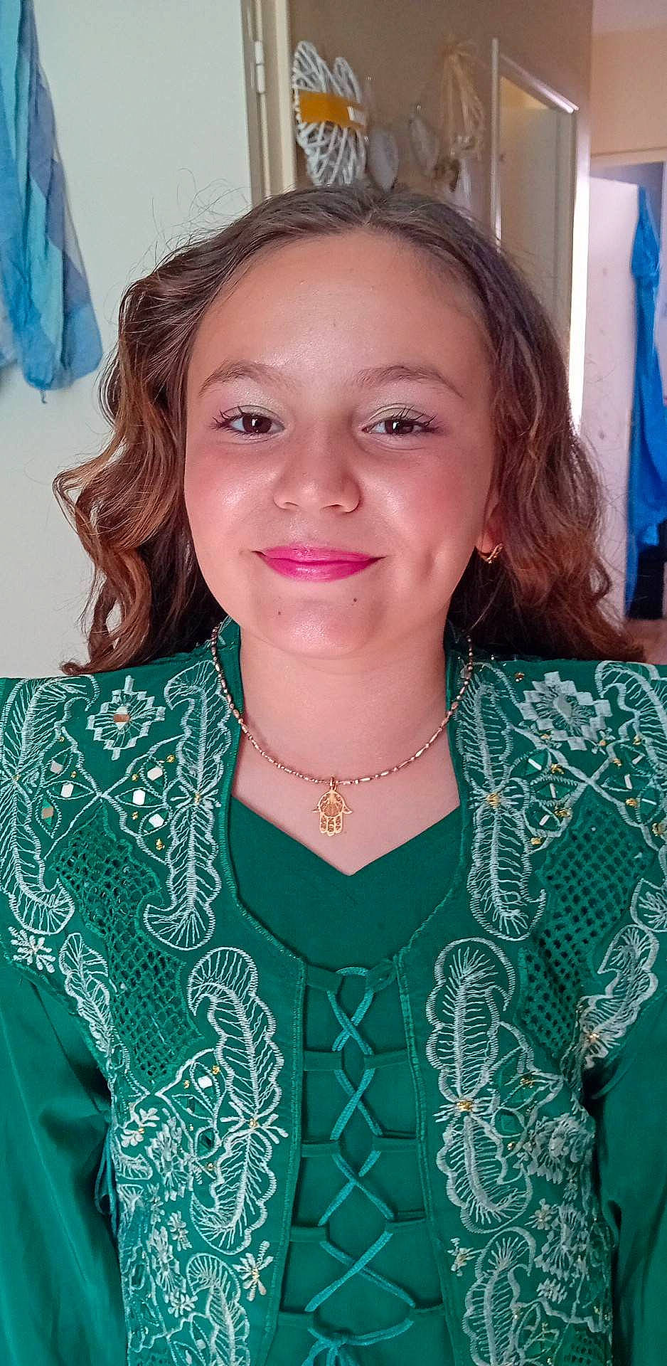 Alyah a rejoint le concours — aidez-le/la à gagner de superbes lots ! blue, curtain, design, earrings, embellishment, event, eyelash, fashion, fashion_design, jewellery, joy, lip, magenta, makeover, neck, necklace, pattern, person, pink, shoulder