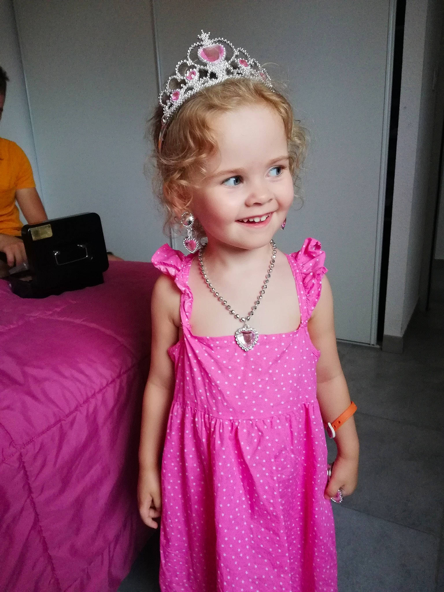 Angela a rejoint le concours — aidez-le/la à gagner de superbes lots ! bridal_accessory, day_dress, dress, embellishment, eyebrow, facial_expression, fashion_design, happy, headband, headpiece, iris, jewellery, joy, magenta, necklace, person, pink, purple, skin, smile