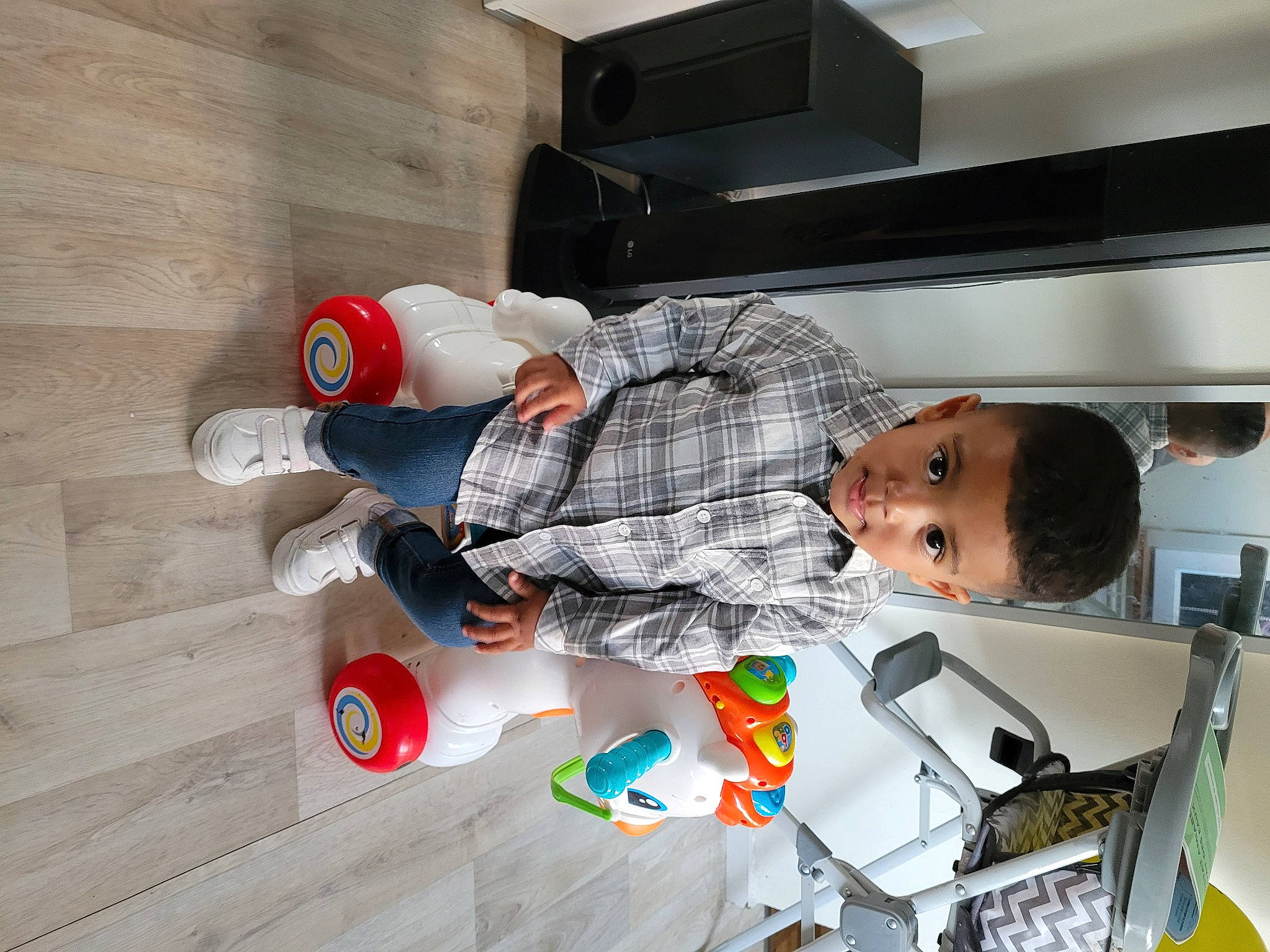 Calvin participe au concours pour gagner de l'argent avec cette photo : baby, carmine, child, comfort, flooring, hardwood, laptop, person, plastic, play, room, t_shirt, toddler, wood