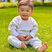 Tenzin Penpa participe au concours pour gagner de l'argent avec cette photo : child, toddler, smiling, grass, barefoot, outdoor, park, greenery, clothing, cute, happy, sitting, young, casual_wear, nature, daylight, person, face, playing, park_background