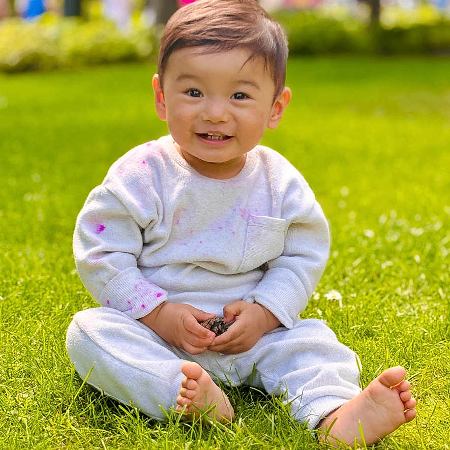 Tenzin Penpa participe au concours pour gagner de l'argent avec cette photo : barefoot, casual_wear, child, clothing, cute, daylight, face, grass, greenery, happy, nature, outdoor, park, park_background, person, playing, sitting, smiling, toddler, young