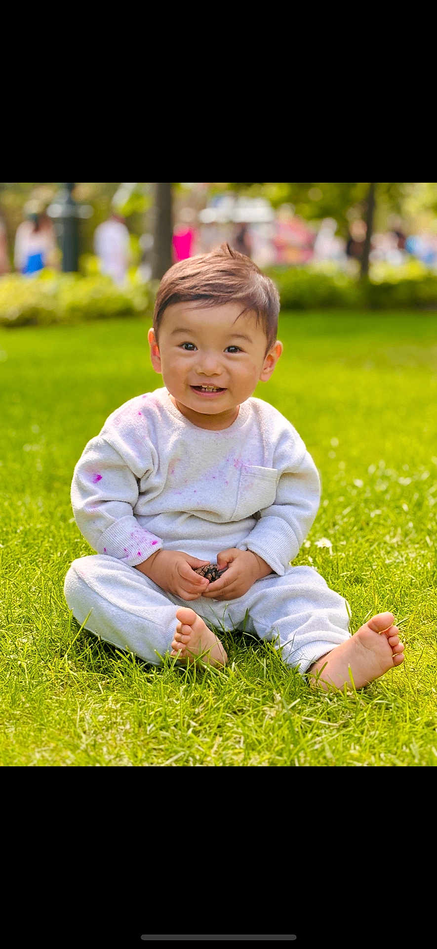 Tenzin Penpa participe au concours pour gagner de l'argent avec cette photo : child, toddler, smiling, grass, barefoot, outdoor, park, greenery, clothing, cute, happy, sitting, young, casual_wear, nature, daylight, person, face, playing, park_background