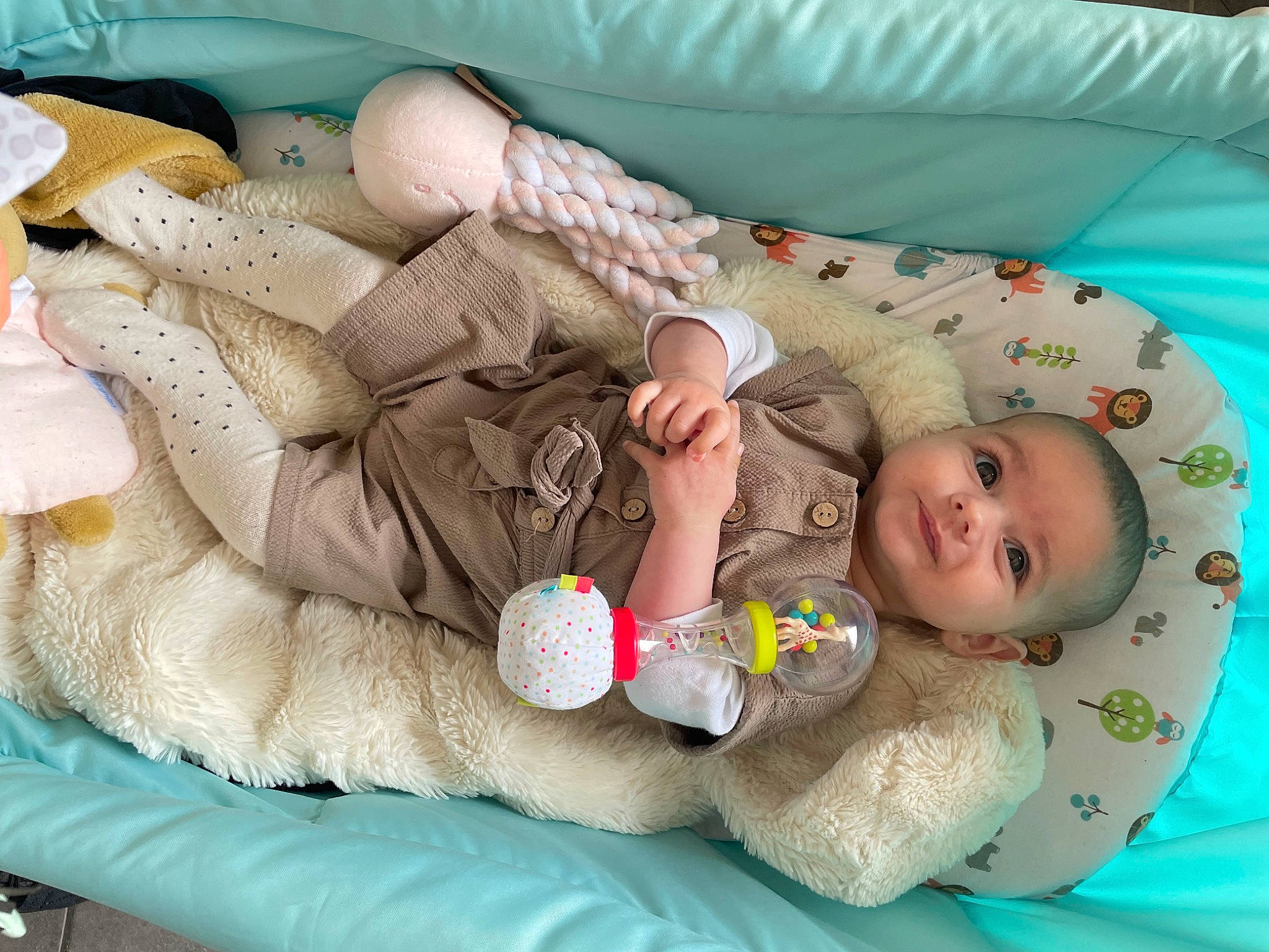 Lyna participe au concours pour gagner de l'argent avec cette photo : baby, baby_products, baby_sleeping, baby_toddler_clothing, bedtime, child, comfort, headgear, human_body, linens, nail, person, product, skin, sleeve, smile, textile, thumb, toddler, white