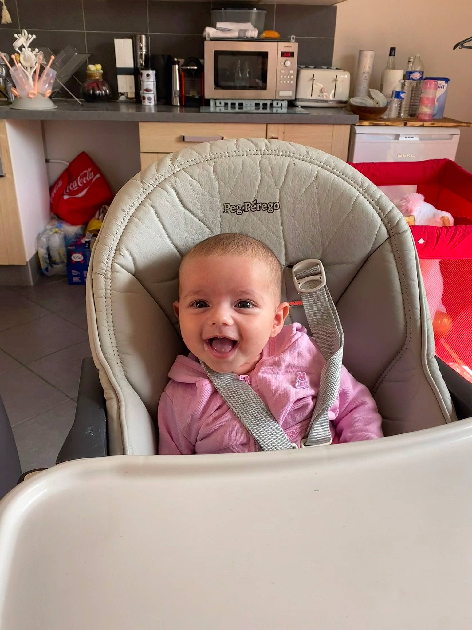 Lyna a rejoint le concours — aidez-le/la à gagner de superbes lots ! baby, baby_laughing, baby_products, baby_safety, baby_toddler_clothing, beauty, car_seat, chair, child, comfort, happy, home_appliance, infant_bed, kitchen_appliance, person, product, room, service, sitting, smile