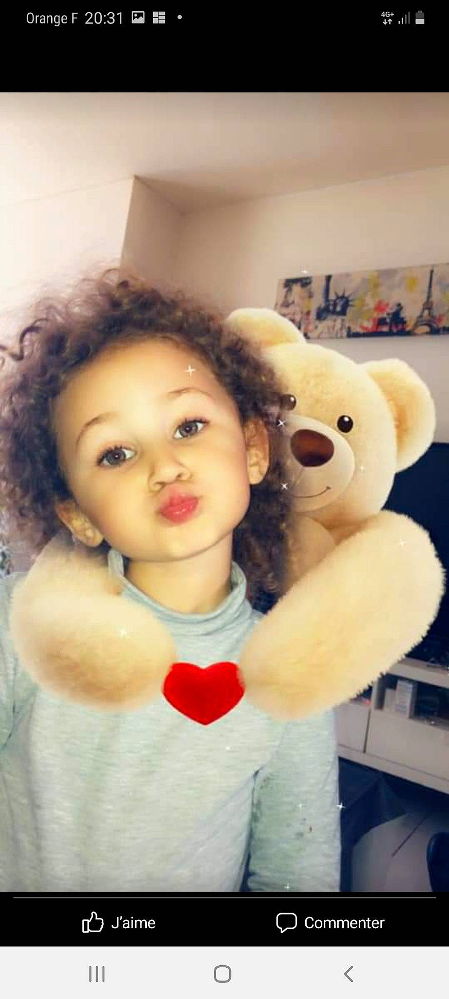 Cloé participe au concours pour gagner de l'argent avec cette photo : cheek, child, doll, eye, eyelash, fun, fur, hair, happy, head, human_body, lip, mouth, nose, person, plush, selfie, skin, stuffed_toy, teddy_bear