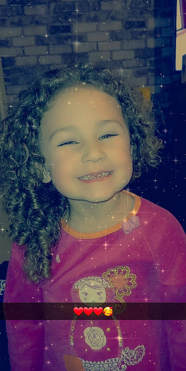 Cloé participe au concours pour gagner de l'argent avec cette photo : art, black_hair, cheek, chin, cool, earrings, eyebrow, eyelash, facial_expression, forehead, hair, hairstyle, happy, iris, jheri_curl, joy, lip, nose, organ, person