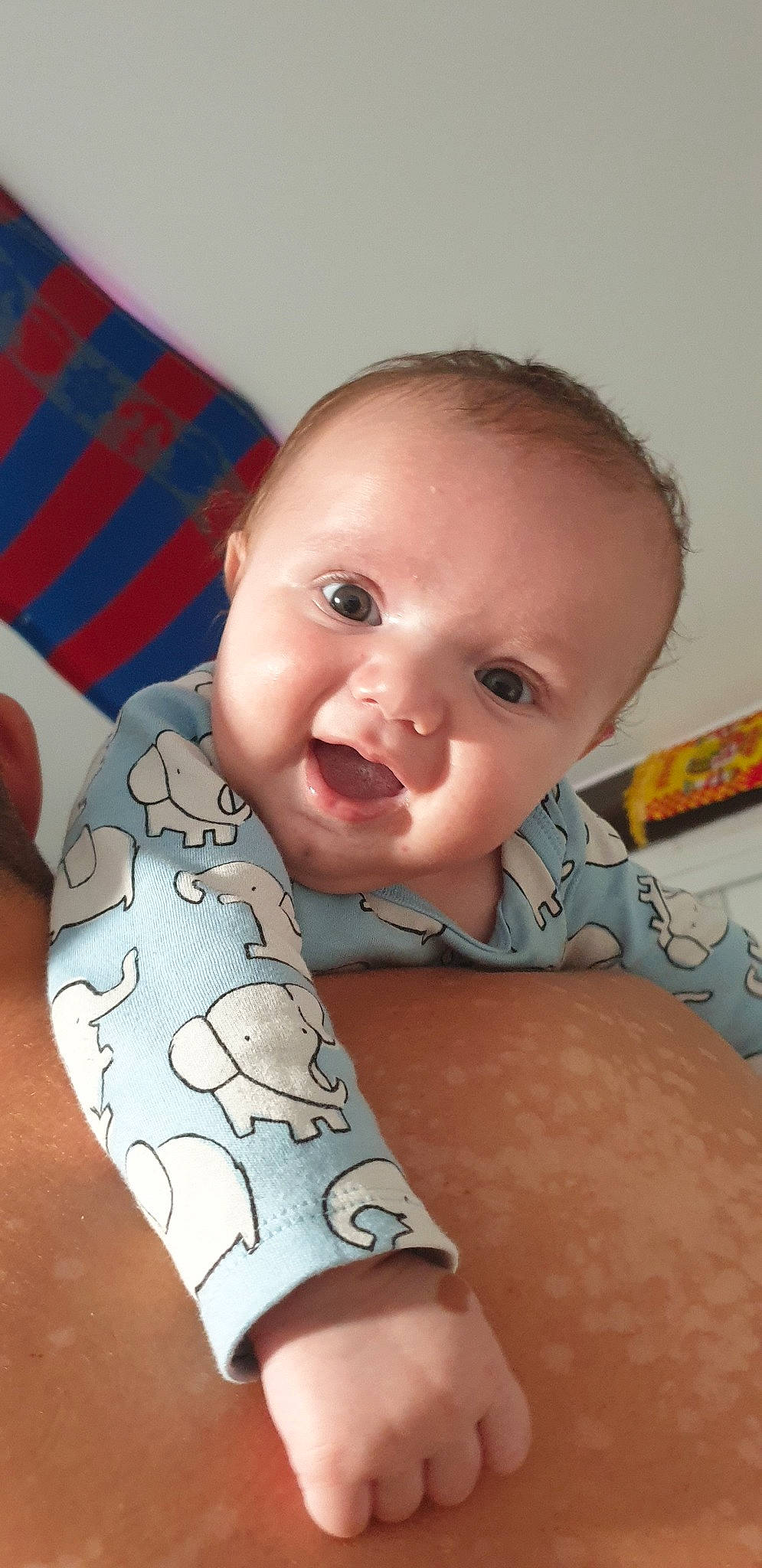 Daymon a rejoint le concours — aidez-le/la à gagner de superbes lots ! arm, baby, baby_toddler_clothing, cheek, child, elbow, face, finger, hand, head, human_leg, joint, leg, person, skin, thumb, toddler