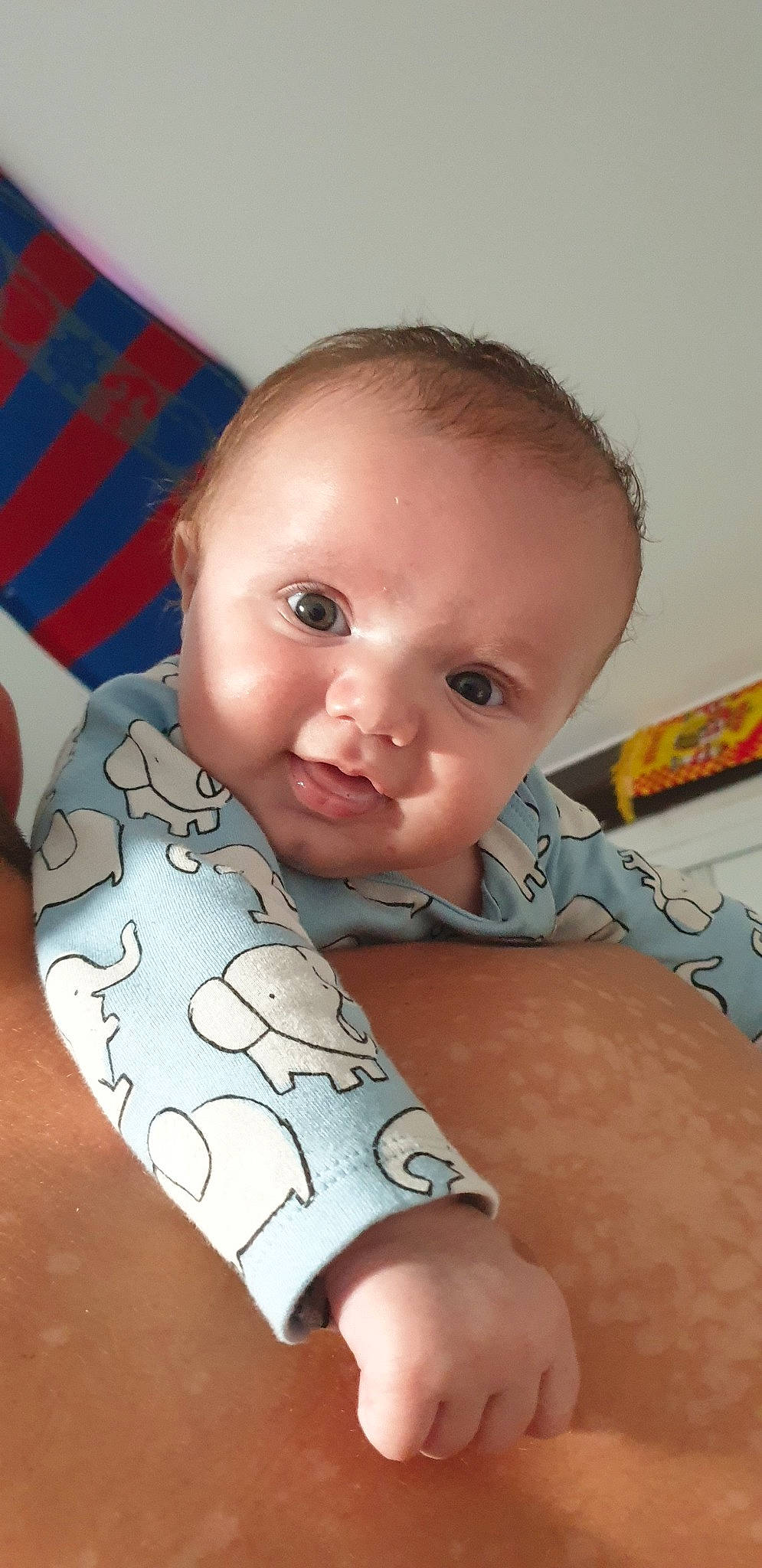 Daymon participe au concours pour gagner de l'argent avec cette photo : arm, baby, cheek, child, elbow, face, finger, hand, head, leg, mouth, person, skin, thumb, toddler