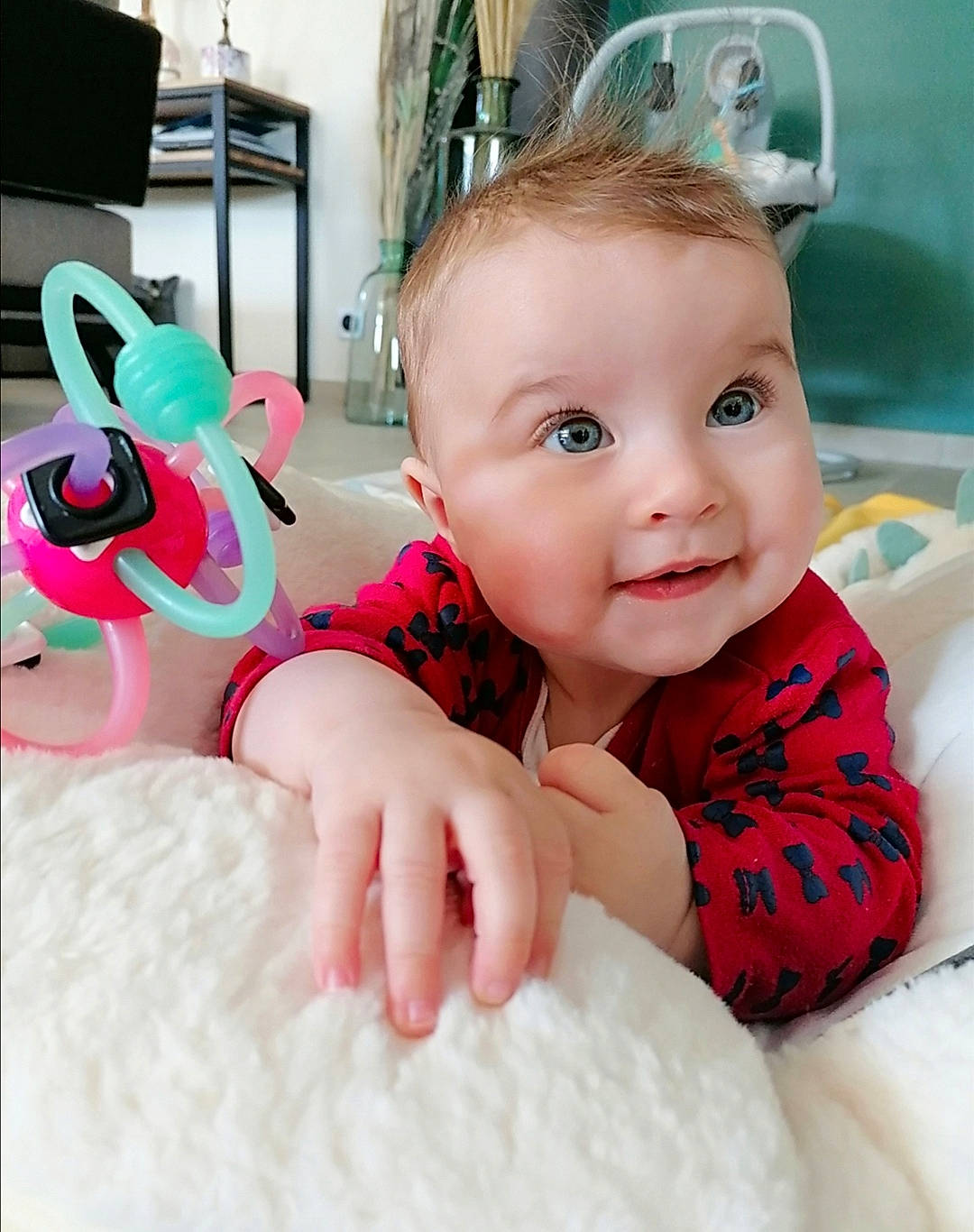 Giulia participe au concours pour gagner de l'argent avec cette photo : baby, baby_toddler_clothing, child, comfort, cool, facial_expression, finger, fun, gesture, happy, head, linens, mouth, person, pink, sitting, skin, sleeve, smile, thumb