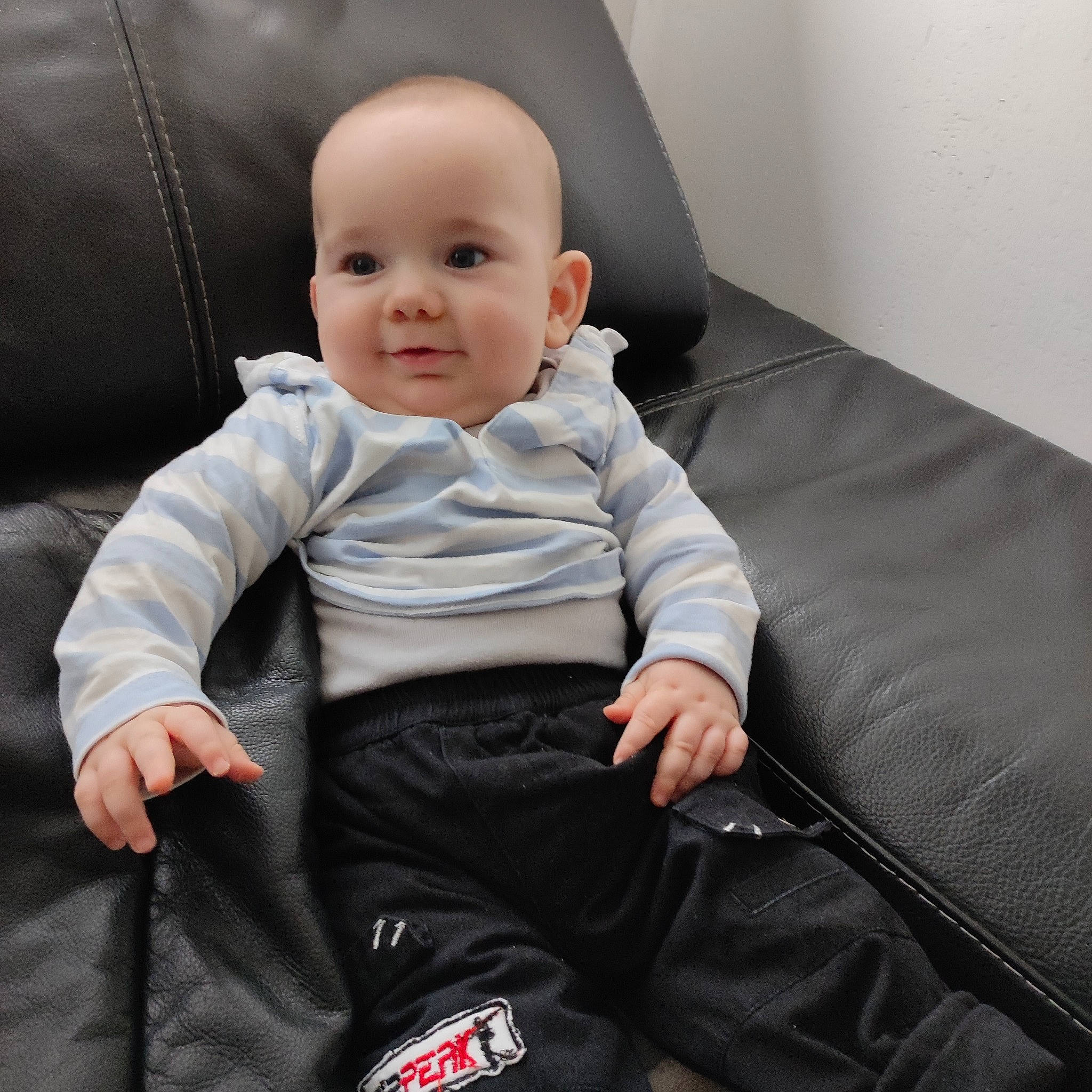 Malik a rejoint le concours — aidez-le/la à gagner de superbes lots ! baby, baby_toddler_clothing, cheek, child, comfort, couch, flash_photography, flooring, fun, happy, human_body, joy, linens, outerwear, person, room, sitting, skin, sleeve, smile