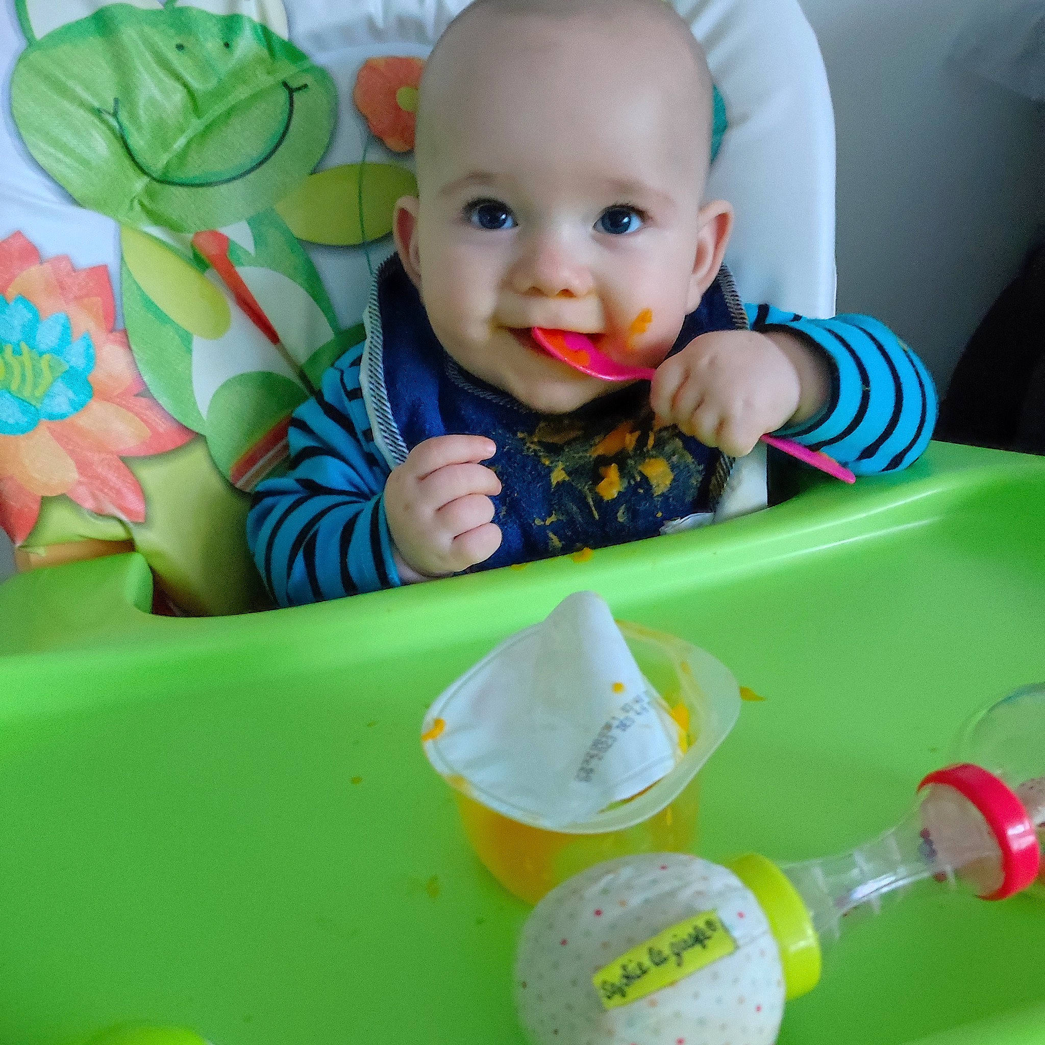 Malik participe au concours pour gagner de l'argent avec cette photo : baby, baby_playing_with_toys, baby_products, baby_safety, baby_toddler_clothing, baby_toys, chair, child, fun, happy, party_supply, person, play, product, room, sitting, sleeve, smile, sweetness, t_shirt