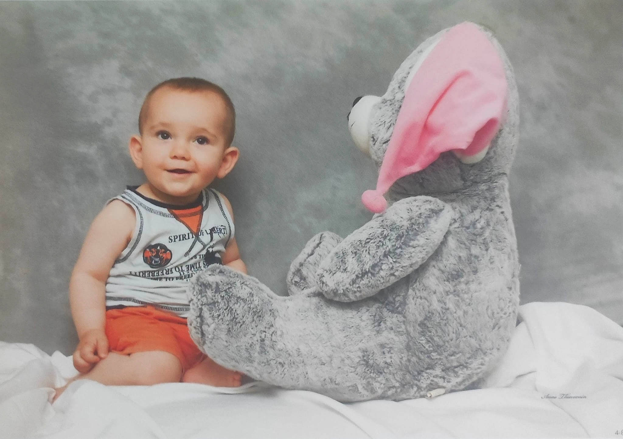 Malik a rejoint le concours — aidez-le/la à gagner de superbes lots ! art, baby, baby_toddler_clothing, baseball_cap, cap, child, comfort, event, fun, fur, gesture, grey, happy, joy, mammal, person, sitting, skin, sleeve, smile