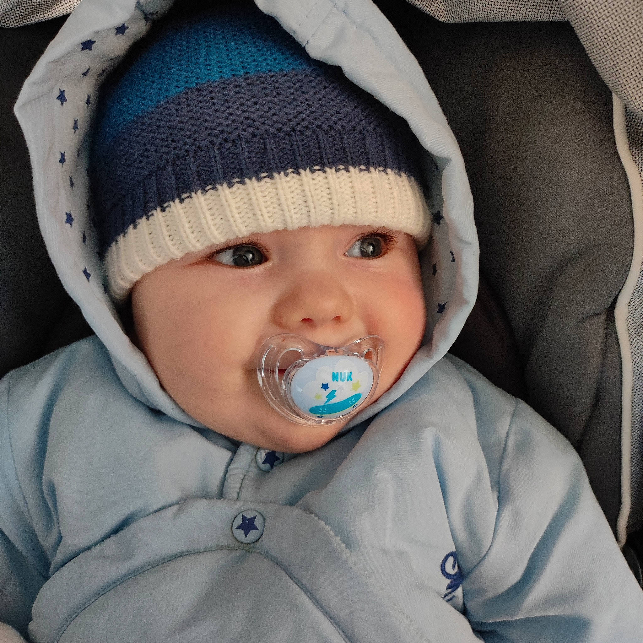 Malik a rejoint le concours — aidez-le/la à gagner de superbes lots ! baby, baby_toddler_clothing, beanie, cap, cheek, child, comfort, electric_blue, eye, face, freezing, headgear, headwear, hood, knit_cap, outerwear, person, skin, sleeve, toddler